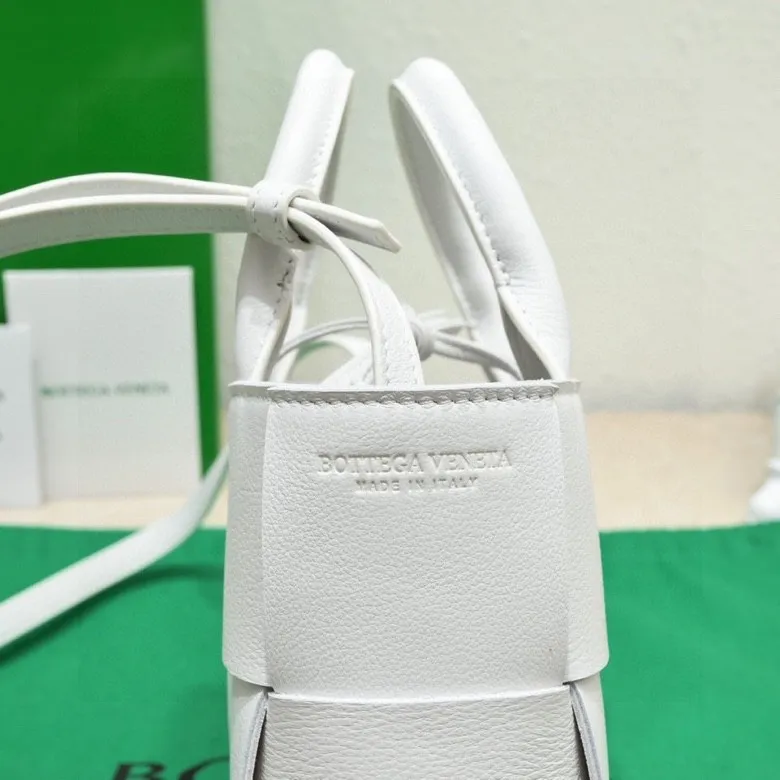 Batch 1420 BV Candy Arco super mini tote bag. The size of a mobile phone 😋 can only hold cuteness 🥰 I have always been fond of tote bags because it has no complicated design, is simple and neat, and can be easily matched with daily clothes. Key points, key points! It is equipped with a detachable shoulder strap, so you can match your different looks. It is full of texture. Size: 20*7*13 Style number: 9895#